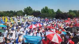 Sute de sindicalişti din Educaţie şi Sănătate protestează la Parlament, pe cod roşu de caniculă, faţă de măsurile propuse de Executiv/ La ora 15.00, Guvernul îşi asumă răspunderea în faţa senatorilor şi deputaţilor pe primul pachet de măsuri fiscale VIDEO