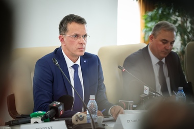 Ionuţ Moşteanu (USR): Practic, am scăpat de ameninţarea blocării fondurilor, am scăpat de potenţiala retorgradare la junk din partea fondurilor de investiţii / Acum trebuie să începem să construim