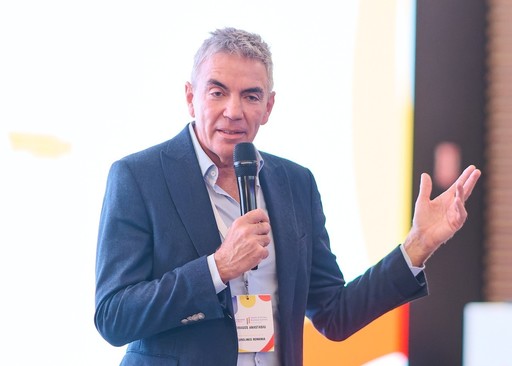 Anastasiu: Sunt tot felul de entităţi care se ocupă cu o grămadă de lucruri. Studiem Revoluţia Română, studiem Levantul, studiem foarte multe lucruri, dar pensionarii noştri dau din pensiile lor. Poate că mai punem o pauză la ce nu e neapărat necesar