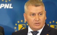 Congresul PNL - Florin Roman: Casa noastră are două etaje. La etaj stau şefii şi se uită la cei mai amărâţi / La parter şi demisol stau amărâţii, adică primarii care au dus cele mai grele bătălii şi ni se spune că trebuie să schimbăm lucrurile 