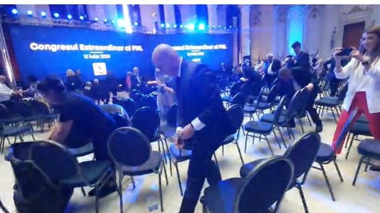 Congresul PNL - Ilie Bolojan şi colegii săi de partid fac curat în sala în care a avut loc Congresul PNL - VIDEO