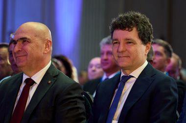 Cinci momente de la Congresul PNL. Prezenţa lui Nicuşor Dan. Absenţa lui Grindeanu. Înfrângere pentru Boc. Saci menajeri pentru delegaţi. Bolojan, către un primar liberal: Moş Crăciun nu mai are cadouri!
