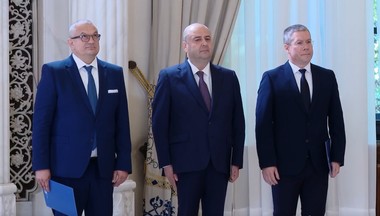 Trei noi judecători la Curtea Constituţională depun jurământul la Palatul Cotroceni / Cum este ales preşedintele Curţii - VIDEO