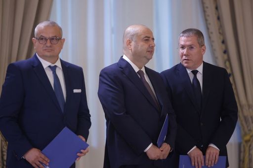 UPDATE - Trei noi judecători la Curtea Constituţională au depus jurământul / Preşedintele Camerei Deputaţilor Sorin Grindeanu a lipsit de la ceremonie, fiind înlocuit de Raluca Turcan / Cum este ales preşedintele CCR. Mihaela Ciochină, favorită - VIDEO