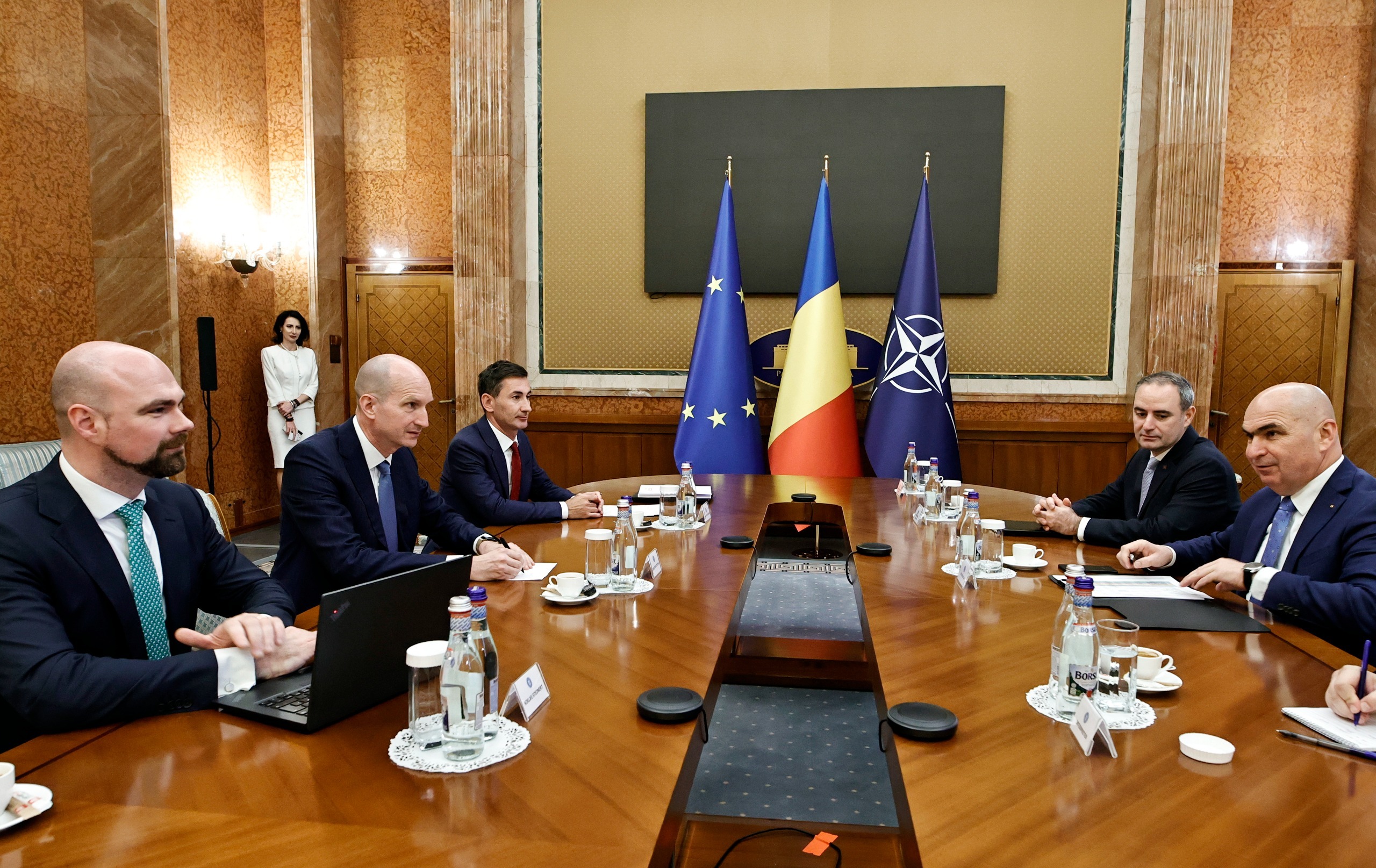 Premierul Ilie Bolojan, discuţii cu reprezentanţii Standard & Poor’s, despre principalele măsuri fiscal-bugetare din Pachetul 1 şi măsurile aflate în pregătire, de eficientizare a companiilor de stat şi gestionarea mai riguroasă a resurselor publice