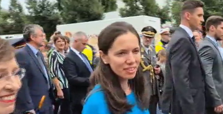 Preşedintele Nicuşor Dan şi partenera sa, aşteptaţi de zeci de români, la Salzburg. Şeful statului, oaspete de onoare la deschiderea Festivalului de la Salzburg