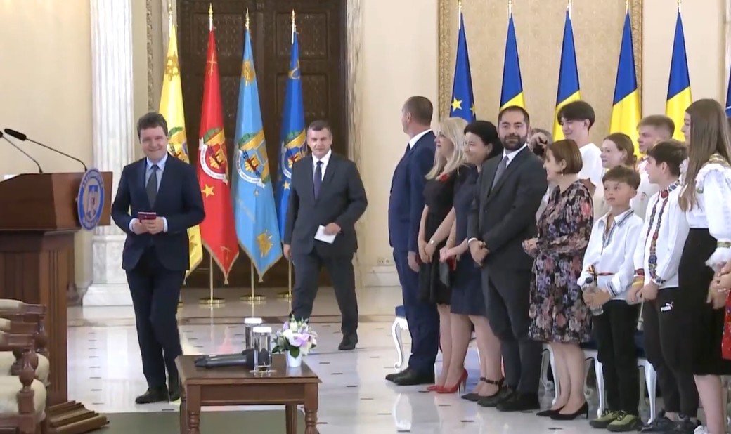 Nicuşor Dan, către copiii din diaspora: Statul ăsta român trebuie să aibă grijă de toţi românii, indiferent de unde trăiesc, şi fiecare dintre români trebuie să ştie că statul are grijă de ei. Se întâmplă asta în practică? Nu prea, în momentul ăsta