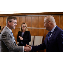 Bolojan, întâlnire cu oficiali ai Ambasadei SUA şi ai Camerei de Comerţ Americane / Guvern:  Şi-au exprimat înţelegerea faţă de situaţia fiscal-bugetară actuală a României / Au subliniat importanţa stabilităţii politice

