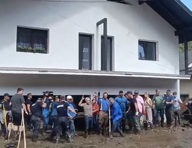 Politicienii suveranişti la Broşteni - Călin Georgescu şi George Simion, acţiuni separate în localitatea grav afectată de inundaţii / Reacţia preşedintelui Consiliului Judeţean Suceava - FOTO, VIDEO
