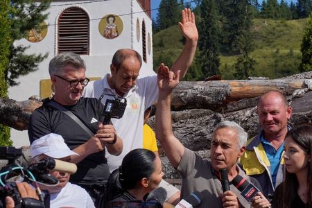 Politicienii suveranişti la Broşteni - Călin Georgescu şi George Simion, acţiuni separate în localitatea grav afectată de inundaţii / Reacţia preşedintelui Consiliului Judeţean Suceava - FOTO, VIDEO