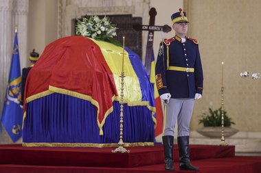 DECESUL LUI ION ILIESCU - Sicriul cu trupul neînsufleţit al lui Ion Iliescu, depus pe catafalcul din Sala Unirii, de la Cotroceni/ Moment religios/ Emil Constantinescu, Traian Băsescu, Ilie Bolojan, miniştri şi lideri PSD, la catafalc -  VIDEO