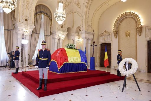 REPORTAJ - Cine şi-a luat adio de la Iliescu. Salutul marinăresc al lui Băsescu. Marile absenţe politice. Nostalgia după “perioada de linişte” - FOTO, VIDEO
