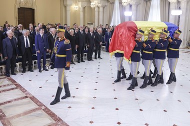 DECESUL LUI ION ILIESCU Foşti şi actuali oameni politici, la ceremoniile de înmormântare a fostului preşedinte Ion Iliescu/ MApN, condus de Ionuţ Moşteanu (USR), a trimis o coroană/ Klaus Iohannis şi Nicuşor Dan lipsesc de la ceremonii - FOTO, VIDEO