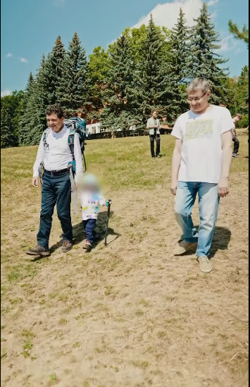 Nicuşor Dan publică imagini de la o drumeţie în natură, alături de partenera şi copiii săi – ”Copiii au fost cei mai încântaţi”, a transmis preşedintele / ”Bună ziua, lebădă”, spune la un moment dat fiul şefului statului – VIDEO