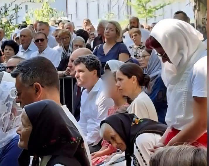 Imagini cu preşedintele Nicuşor Dan şi familia sa la o mănăstire din Sâmbăta de Sus, apărute pe reţelele de socializare/ Şeful statului a lipsit de la manifestările de Ziua Marinei, de la Constanţa/ Explicaţiile lui Ionuţ Moşteanu
