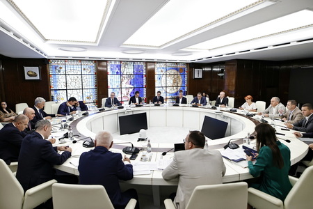 UPDATE - Bolojan, către reprezentaţii Asociaţiei Municipiilor din România: Investiţiile din PNRR vor continua planificat, să ne asigurăm că vor primi finanţare proiectele care vor fi finalizate până la sfârşitul lunii august 2026 / Reacţia primarilor