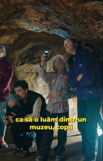 Noi imagini cu vizita la Roşia Montană, publicate de Nicuşor Dan/ Preşedintele şi familia au vizitat galeria antică şi au stat în jurul unui foc de tabără - VIDEO