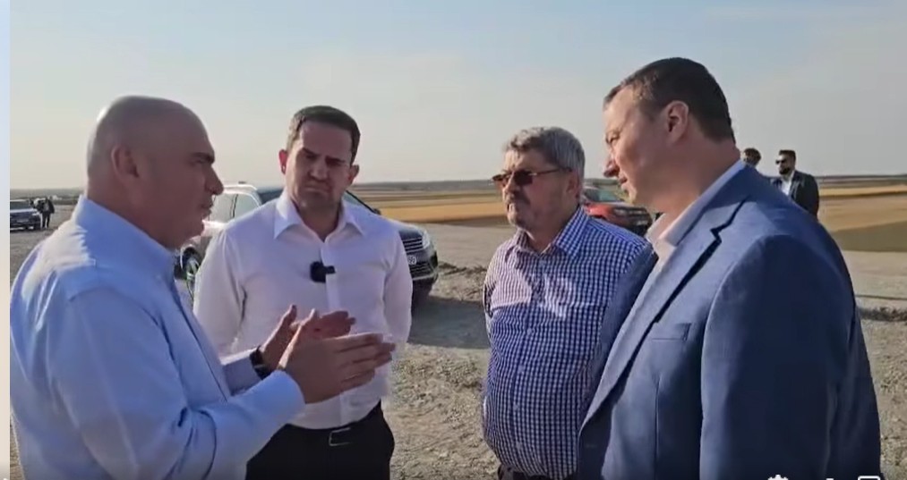 Ilie Bolojan, în vizită pe şantierul Autostrăzii Moldova, tronsonul Focşani – Bacău: Lucrările se derulează conform graficului / În august 2026 românii ar putea circula pe autostradă între Bucureşti şi Paşcani 