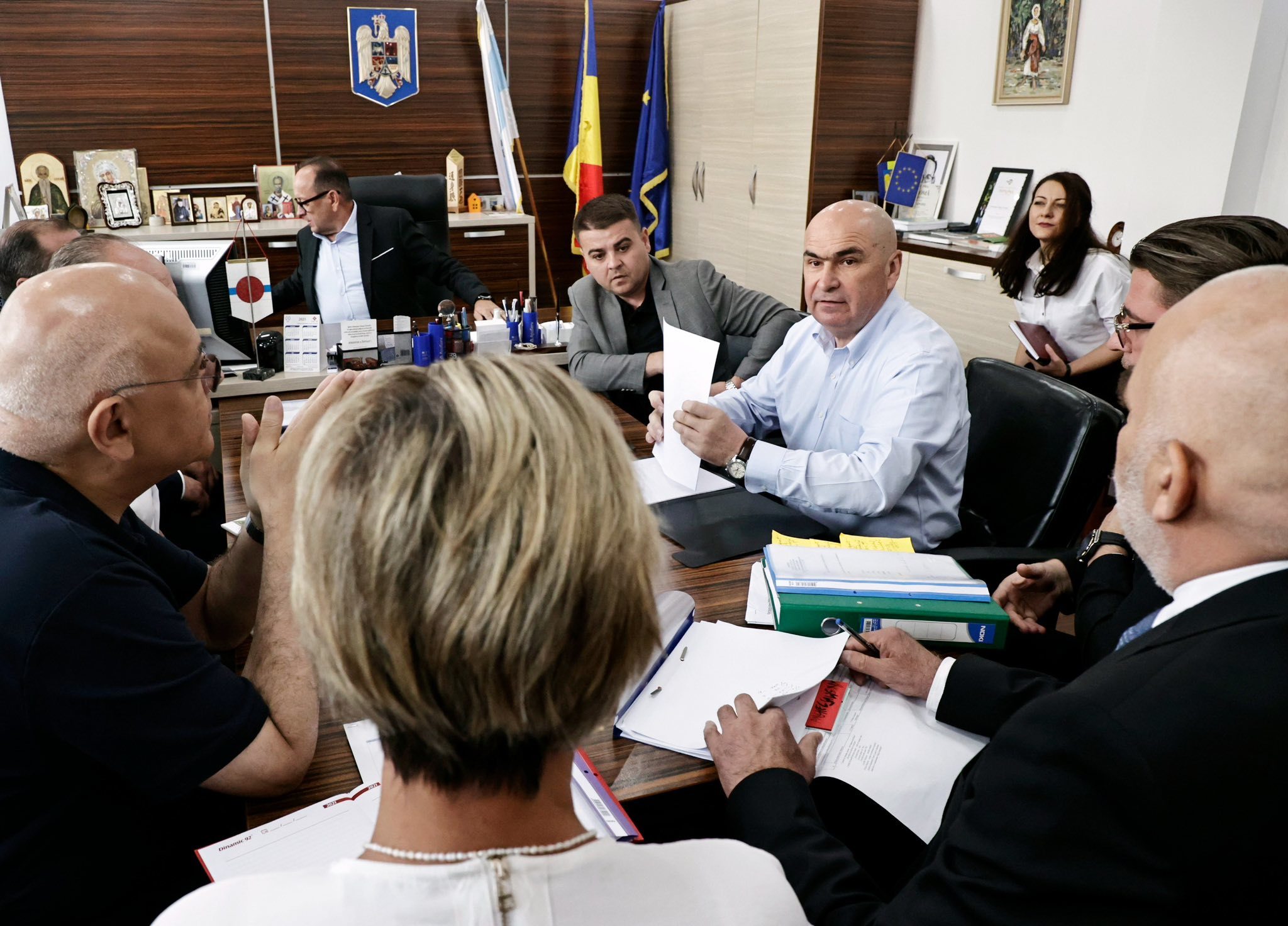 Bolojan, întâlnire cu reprezentanţii administraţiilor locale din judeţele Neamţ şi Suceava/ Discuţiile au vizat sprijinul pentru zonele afectate de inundaţii, Programul ”Anghel Saligny” şi investiţiile prin PNRR - VIDEO