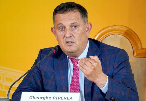 Piperea (AUR) spune că agresiunea la adresa livratorului străin nu probează un “val de ură”, nici nu are legătură cu AUR şi este o înscenare: Totul filmat ca la carte, şi, corolarul regiei, în câteva zeci de minute, filmul incidentului apare la tv