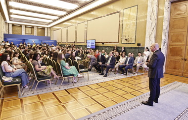 Bolojan, la finalul Programului Oficial de Internship al Guvernului: Vom depăşi greutăţile prin care trece astăzi România doar cu oamenii responsabili, care îşi fac datoria