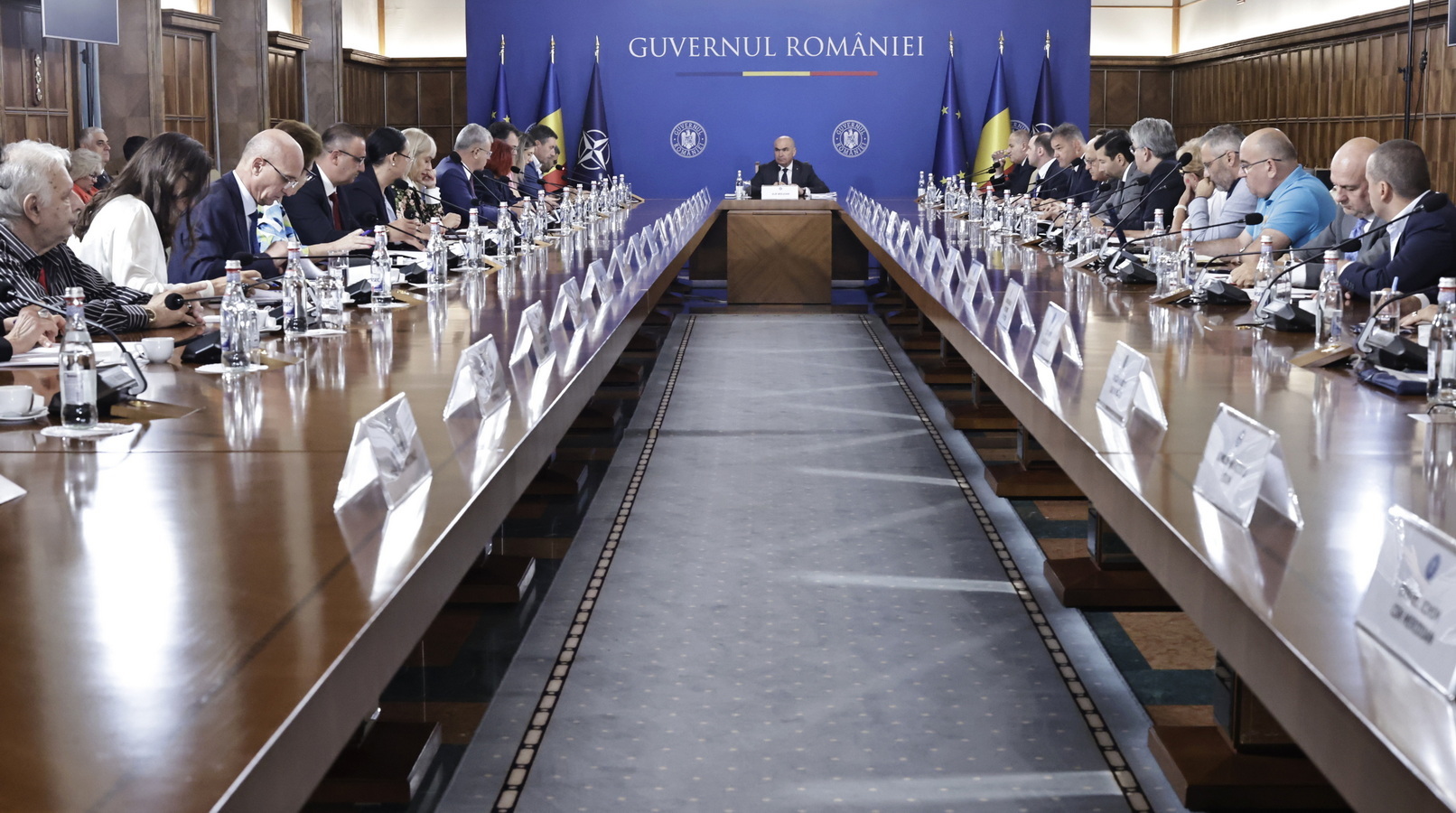 Premierul Bolojan, după discuţiile cu sindicatele: În momentul de faţă, sunt prea puţini umeri în economia reală pe care stă această ţară / Nu este uşor să luăm toate aceste măsuri, pe unele nu le luăm cu inima deschisă