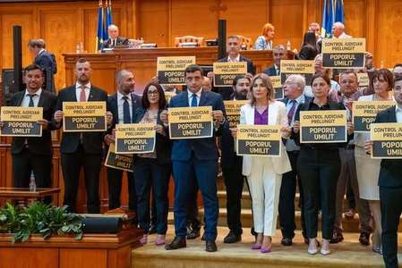 Parlamentarii AUR, protest în prima şedinţă de plen din noua sesiune, faţă de prelungirea controlului judiciar pentru Călin Georgescu