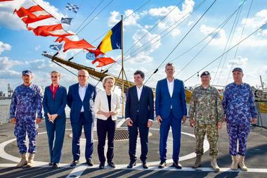 Ministrul Apărării, după ce a vizitat portul militar Constanţa cu preşedintele Comisiei Europene: Am discutat despre finanţare europeană pentru dezvoltarea unei noi dane militare, dedicată navelor NATO şi româneşti

