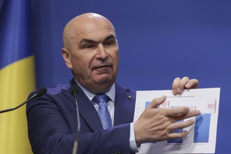 Bolojan: Acest pachet trebuie urmat în paralel de reduceri în administraţia centrală/ Am făcut o analiză pe ANPC şi fără niciun fel de probleme, cu o reducere de 20% a posturilor, lucrurile pot funcţiona cel puţin la fel de bine