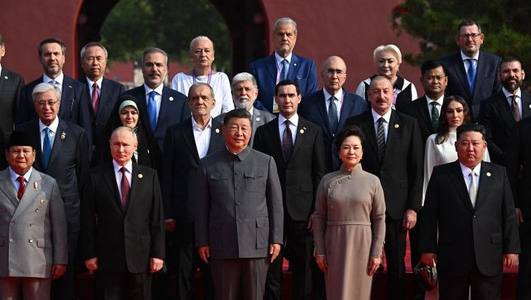 UPDATE - Foştii premieri Adrian Năstase şi Viorica Dăncilă, la parada militară organizată la Beijing/ Ei apar în fotografii alături de Xi, Putin şi Kim Jong Un / Reacţia ministrului de Externe /Ce spune Sorin Grindeanu/ Explicaţiile lui Năstase şi Dăncilă