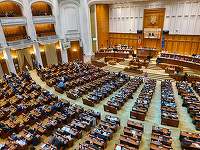 Un număr de 244 de parlamentari la dezbaterile moţiunilor de cenzură înaintate de opoziţie 