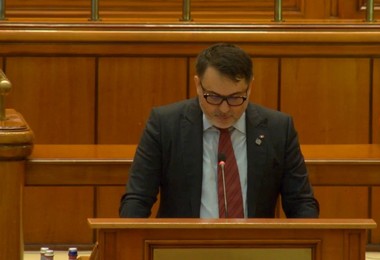 UPDATE - A început dezbaterea celei de-a doua moţiuni de cenzură împotriva Guvernului: „Opriţi politizarea companiilor publice! Opriţi batjocorirea proprietăţii statului! / Bolojan: Moţiunea de cenzură nu aduce soluţii, ci e doar zgomot