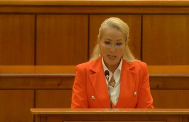 A început dezbaterea moţiunii de cenzură "Opriţi sărăcirea românilor! Tăiaţi de la voi, nu de la ei!"