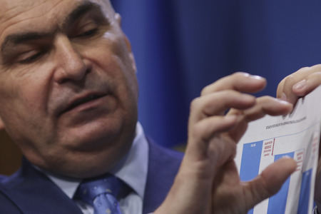 Bolojan: Cred că, în urma discuţiei pe care am avut-o atât în coaliţie, cât şi la întâlnirea cu domnul preşedinte, cei care am fost acolo de faţă am înţeles care au fost concluziile/ Discuţia a fost reducerea numărului de angajaţi cu 10%