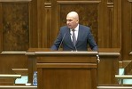 Bolojan, la moţiunea simplă pe educaţie: România în fiecare an împrumută 30 de miliarde de euro ca să poată funcţiona. Nu mai puteam continua aşa, pentru că intram într-o fundătură. Indiferent ce guvern este, trebuie să ia un pachet de măsuri 