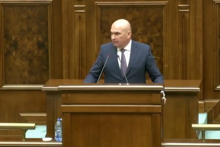 Bolojan, la moţiunea simplă pe educaţie: România în fiecare an împrumută 30 de miliarde de euro ca să poată funcţiona. Nu mai puteam continua aşa, pentru că intram într-o fundătură. Indiferent ce guvern este, trebuie să ia un pachet de măsuri 