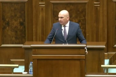 Bolojan, la moţiunea simplă pe educaţie: România în fiecare an împrumută 30 de miliarde de euro ca să poată funcţiona. Nu mai puteam continua aşa, pentru că intram într-o fundătură. Indiferent ce guvern este, trebuie să ia un pachet de măsuri 