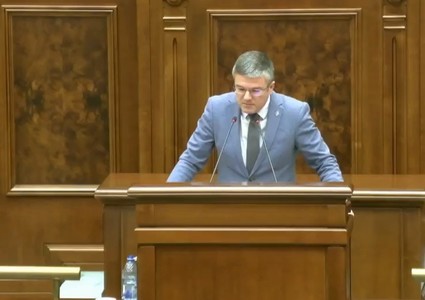Irineu Darău (USR): Aşa cum ne-a obişnuit AUR, această moţiune simplă este un gest pur populist, plin de lozinci şi de exagerări, ambalajul strălucind de clasicul marketing politic, auristo-simionist