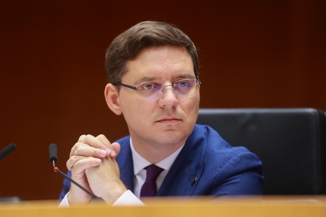Victor Negrescu: În Republica Moldova se vorbeşte de 1% din PIB-ul ţării, folosit de Federaţia Rusă, milioane de euro cheltuiţi pentru a influenţa alegerile, fie direct prin cumpărări de voturi, fie indirect prin reţelele sociale şi alte mecanisme