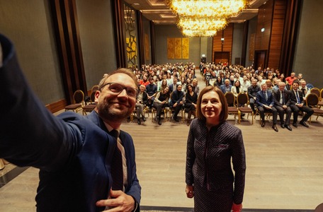 Fritz: Mâine, Preşedinta Maia Sandu are nevoie de fiecare vot pentru a ţine Moldova pe drumul european. Şi la Timişoara se poate vota. Dacă ai colegi sau cunoscuţi care pot vota mâine, spune-le că îi susţii. Fiecare vot e o declaraţie de libertate