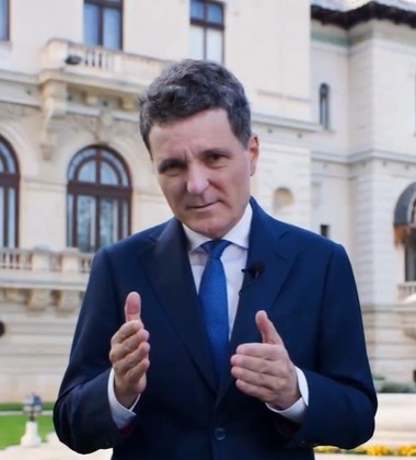 Nicuşor Dan: Dragi basarabeni, mai sunt câteva ore. Vă rog, ieşiţi la vot! Sunt alegeri decisive, cele mai importante din Republica Moldova după comunism. De alegerile astea depinde viitorul vostru, al familiei voastre, al Republicii Moldova