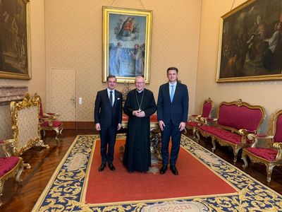 Preşedintele Senatului, întrevedere cu Eminenţa Sa Cardinalul Pietro Parolin, secretar de stat al Sfântului Scaun / Mircea Abrudean a mulţumit pentru sprijinul acordat de Biserica Catolică comunităţii româneşti şi parohiilor din diaspora
