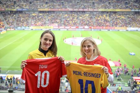 UPDATE - Ministrul de Externe, Oana Ţoiu, în tribună pe Arena Naţională cu omologul din Austria / Ţoiu: Fie ca cea mai bună echipă să câştige - FOTO