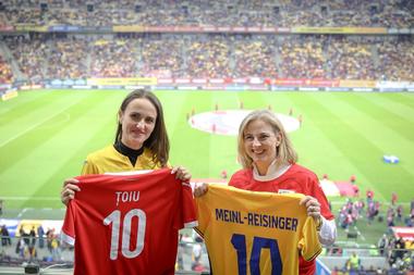 UPDATE - Ministrul de Externe, Oana Ţoiu, în tribună pe Arena Naţională cu omologul din Austria / Ţoiu: Fie ca cea mai bună echipă să câştige - FOTO