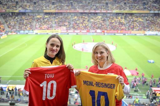 UPDATE - Ministrul de Externe, Oana Ţoiu, în tribună pe Arena Naţională cu omologul din Austria / Ţoiu: Fie ca cea mai bună echipă să câştige - FOTO