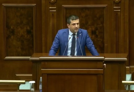 Ministrul Economiei, la dezbaterea moţiunii simple împotriva sa: Acuzaţii fără dovezi, minciuni, neadevăruri şi foarte, foarte multă manipulare. O colecţie de etichete politice reciclate / AUR face jocuri de culise