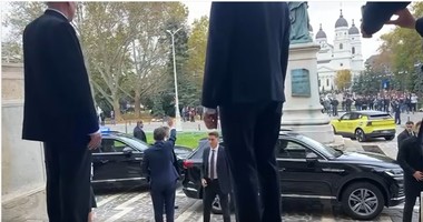 Câteva zeci de persoane l-au huiduit pe preşedintele Nicuşor Dan, la Iaşi. Preşedintele a salutat grupul de protestatari - FOTO, VIDEO