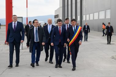 Nicuşor Dan, la Antibiotice Iaşi: Am discutat cu domnul director cum poate să facă diplomaţia românească să ajute compania să vândă mai mult