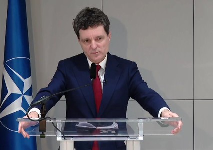 UPDATE - Iaşi - Nicuşor Dan: Pacea nu e un dat /Modernizarea Armatei, o prioritate a acestor momente /Vom aloca fonduri pentru ca Armata să fie pregătită şi vom fi suficient de inteligenţi ca aceste fonduri să meargă şi în industria naţională de apărare 
