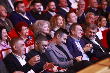 Grindeanu: Am ajuns la 51 de ani şi sunt cel mai în vârstă din echipă, ceea ce arată că PSD se reînnoieşte / Avem în faţă câţiva ani în care partidul trebuie să se reclădească - FOTO
